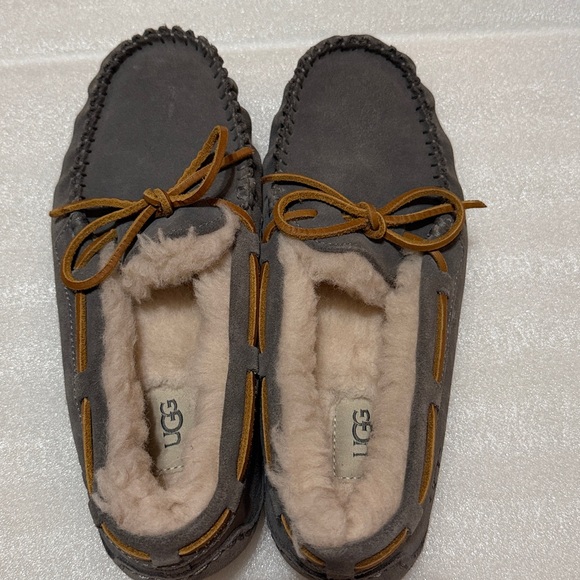 UGG Dakota Grey Genuine Suede & Shearling Moccassin like size 8 - Picture 3 of 9